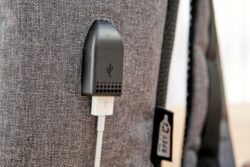 Nahrbtnik z odprtino za USB priključek