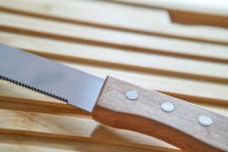 Deska za rezanje kruha z nožem