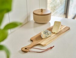 Rezalna deska iz akacijevega lesa z ročajem in PU vrvico