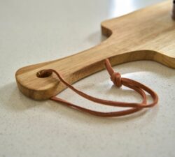 Rezalna deska iz akacijevega lesa z ročajem in PU vrvico