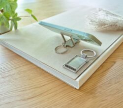 Obesek za ključe - stojalo za telefon