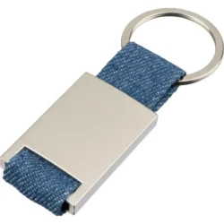 Obesek za ključe Denim – Stilski spoj jeansa in kovine Podarite darilo, ki združuje surovo trpežnost in modno eleganco. Obesek za ključe Denim