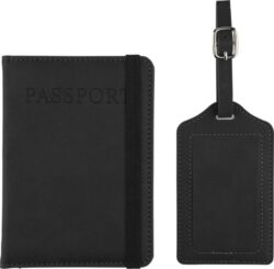 Kaj vsebuje komplet? Ovitek za potni list iz recikliranega PU materiala: Na sprednji strani ponosno nosi napis “Passport”. V notranjosti ponuja dve priročni reži, ki poskrbita, da bo vaš potni list med potjo vedno varno in trdno nameščen. Obesek za prtljago iz recikliranega PU materiala: Elegantna in trpežna etiketa, ki bo poskrbela, da bo vaš kovček vedno prepoznaven. Glavne prednosti: Eko-prijazni materiali: Oba izdelka sta izdelana iz visokokakovostnega recikliranega PU (poliuretana) in opremljena z diskretnim, elegantno vtisnjenim reciklažnim logotipom, ki poudarja vašo zavezanost trajnostnemu načinu življenja. potovalni komplet: Ovitek za potni list in obesek za prtljago