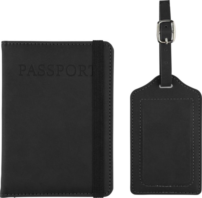 impr_1426968-PDP Kaj vsebuje komplet? Ovitek za potni list iz recikliranega PU materiala: Na sprednji strani ponosno nosi napis “Passport”. V notranjosti ponuja dve priročni reži, ki poskrbita, da bo vaš potni list med potjo vedno varno in trdno nameščen. Obesek za prtljago iz recikliranega PU materiala: Elegantna in trpežna etiketa, ki bo poskrbela, da bo vaš kovček vedno prepoznaven. Glavne prednosti: Eko-prijazni materiali: Oba izdelka sta izdelana iz visokokakovostnega recikliranega PU (poliuretana) in opremljena z diskretnim, elegantno vtisnjenim reciklažnim logotipom, ki poudarja vašo zavezanost trajnostnemu načinu življenja. potovalni komplet: Ovitek za potni list in obesek za prtljago
